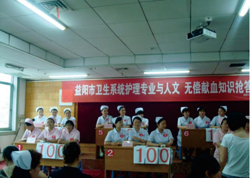 医院职工参加知识抢答赛活动